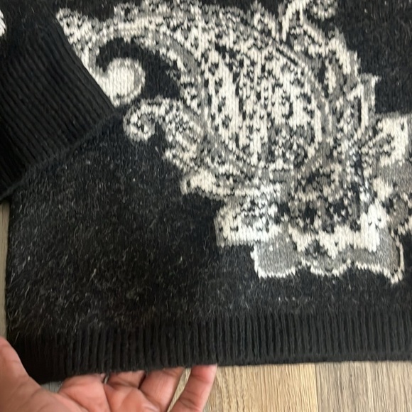 Forever 21 Men’s Black and White Sweater Paisley Print Size Medium Long Sleeve - Picture 4 of 8